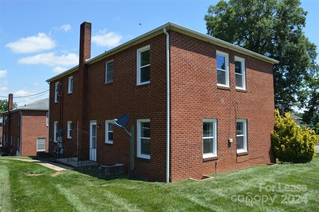 Building Photo - 415 S Center St