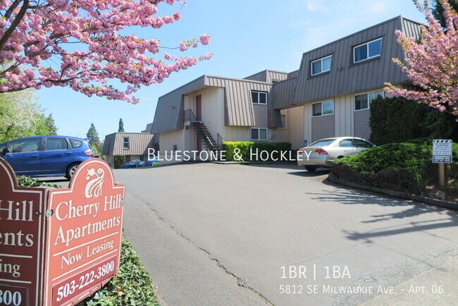 Building Photo - 5812 SE Milwaukie Ave