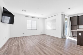 Building Photo - 5730 Sky Pointe Dr