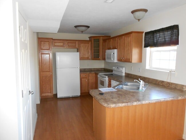 Building Photo - Duplex with a Fenced in Backyard!