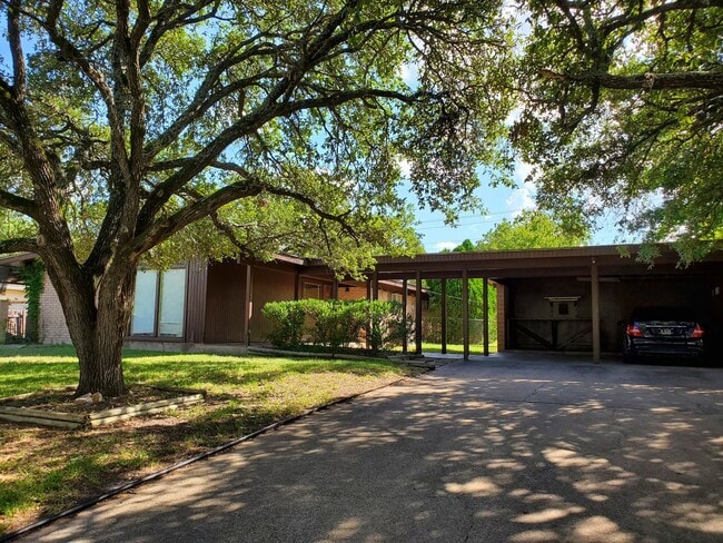 Building Photo - College Station, 3 bedroom / 2 bath house ...