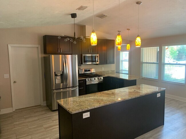 Foto del edificio - Beautifully Updated Mostly Remodeled 3 bed...