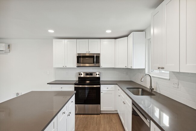 Building Photo - 1421 Spruce Ave