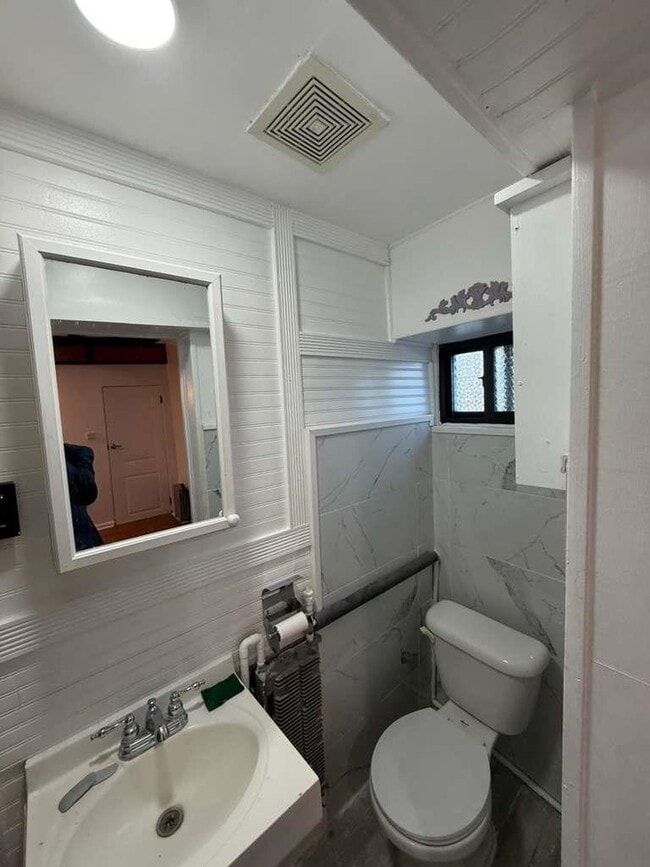 Foto del edificio - 9005 Riverside Pl