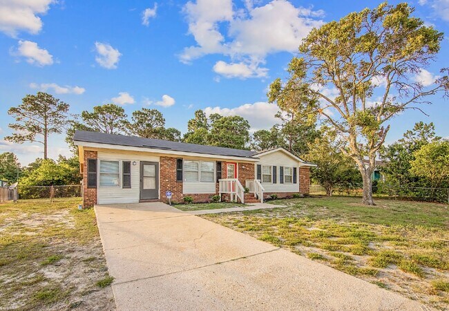 Building Photo - 3 Bed, 2 Bath Nest Near Cape Fear Valley