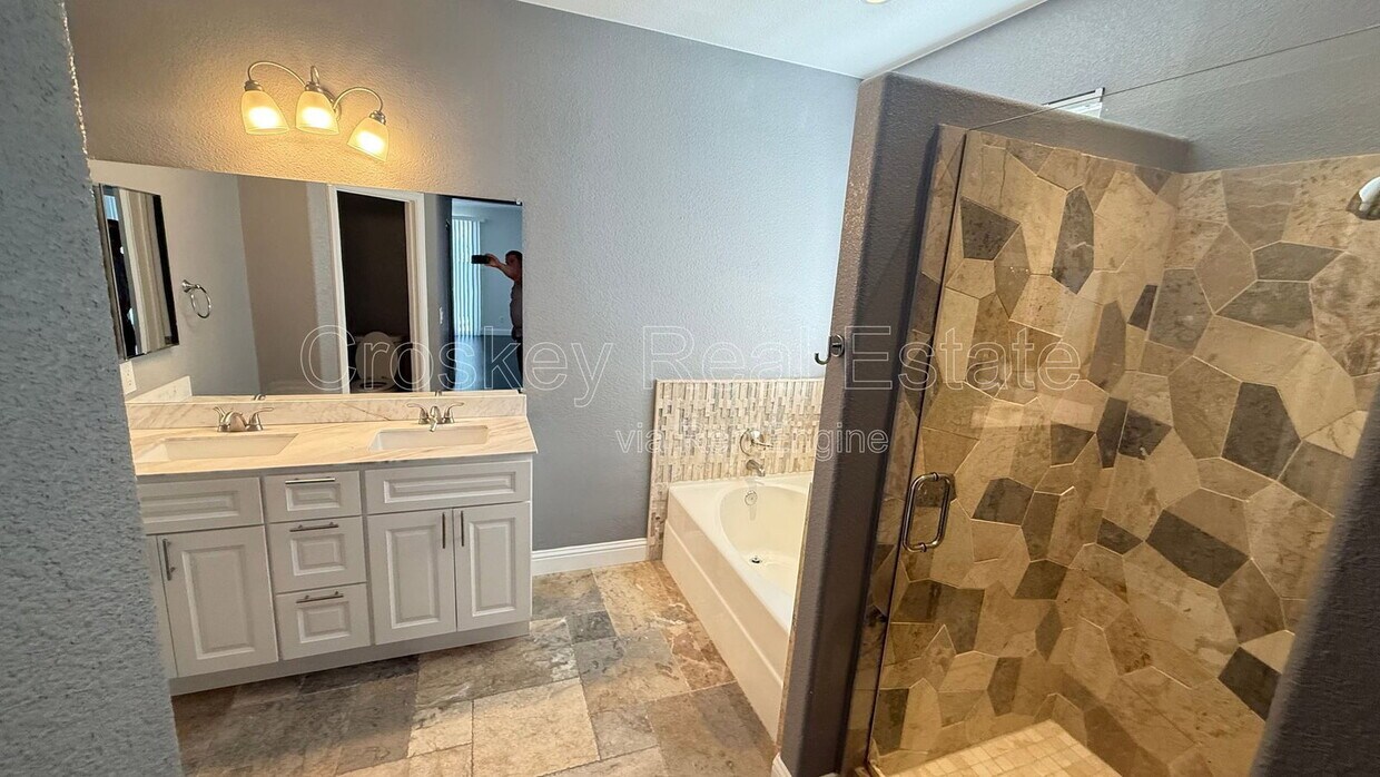 Building Photo - 298 Whispering Oaks Ct