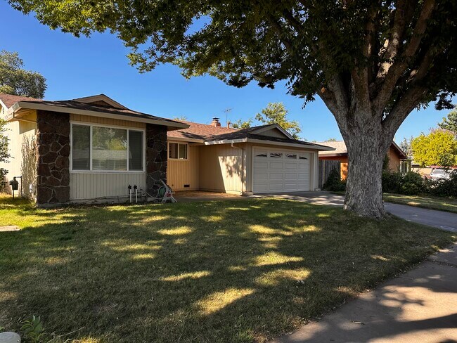 Building Photo - 129 Waterglen Cir