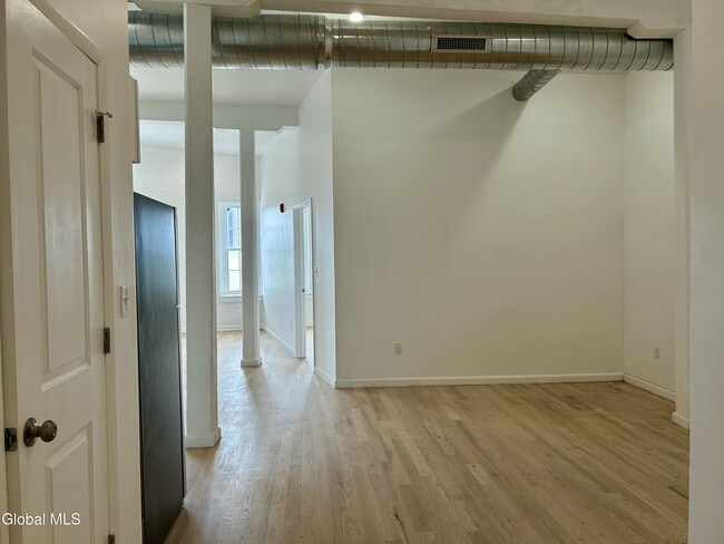 Building Photo - 155 River St