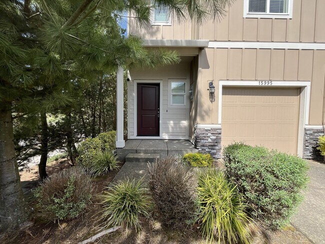 Foto del edificio - Stylish 3-Bedroom Bethany Residence with Open-Concept Living, Fenced Yard, and Attached Garage