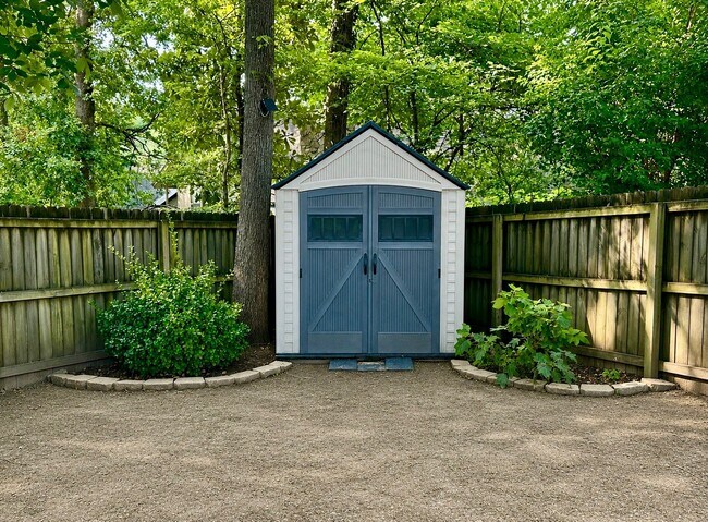 Foto del edificio - 3211 Shadow Green Ln