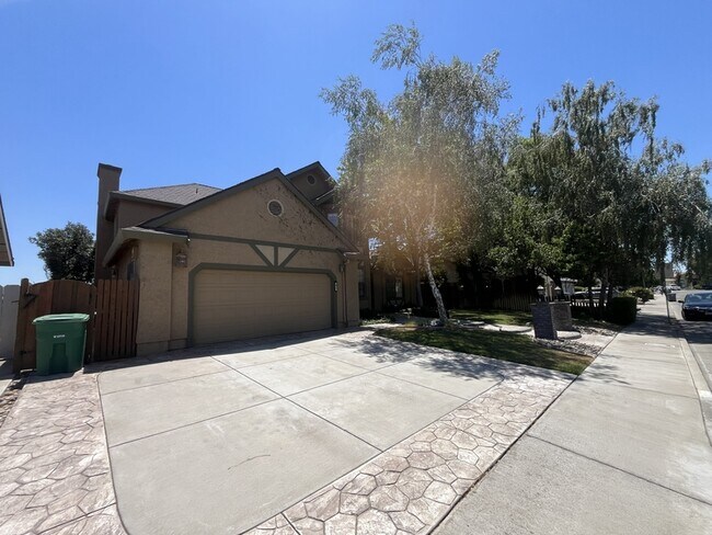 Building Photo - 511 Bluff Dr