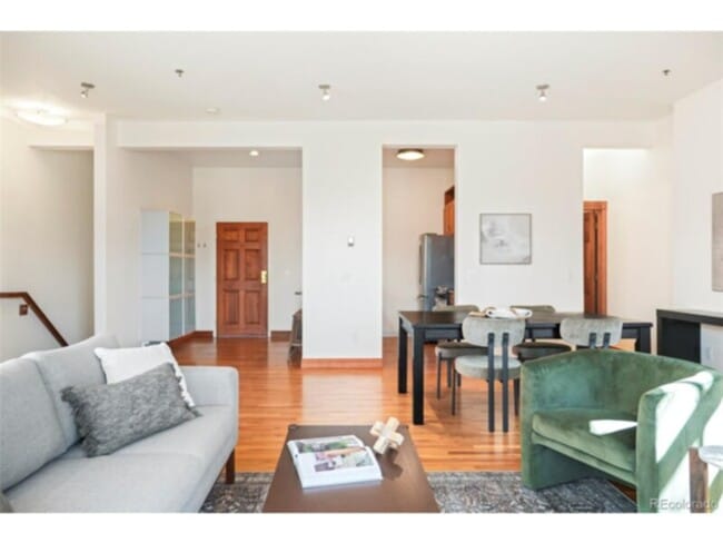 Foto del edificio - 3249 W Fairview Pl