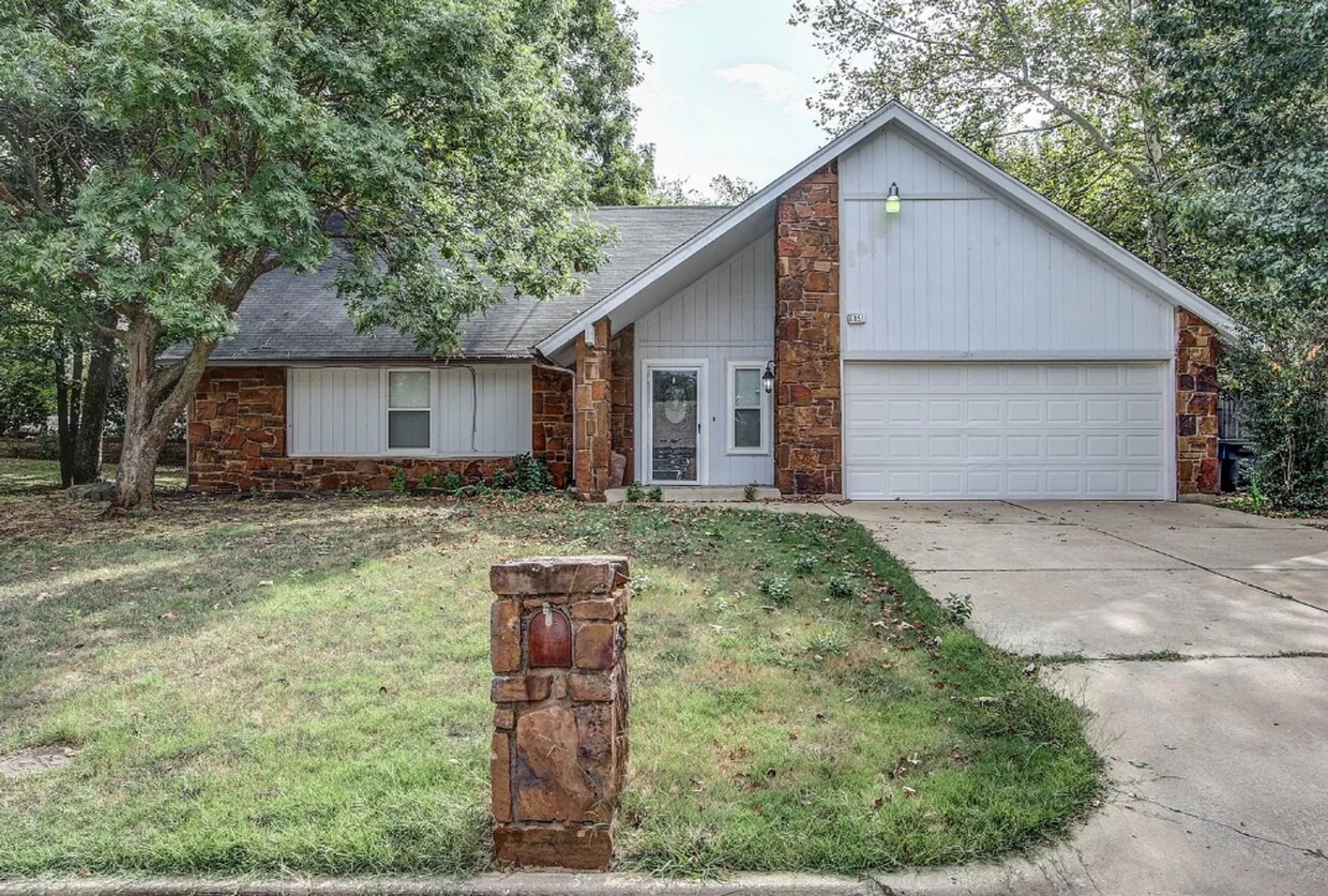 Primary Photo - 4 Bed / 3 Bath in West Tulsa!