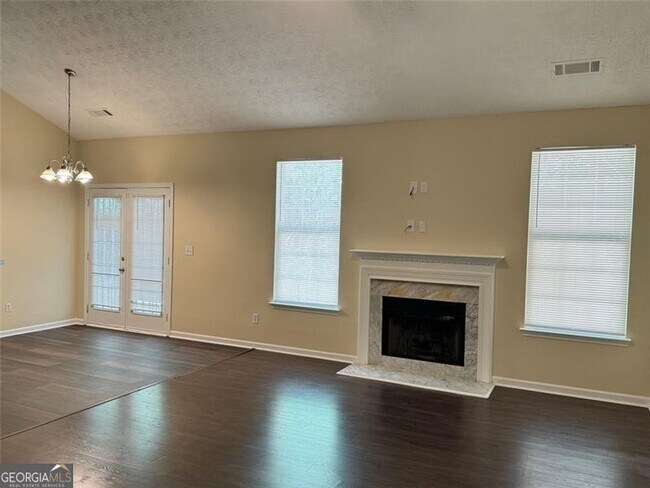 Foto del edificio - 5736 Lakeside Dr