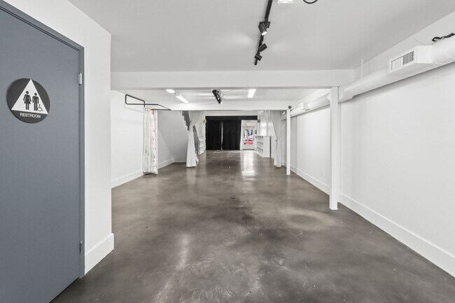Building Photo - 1050 S Fairfax Ave