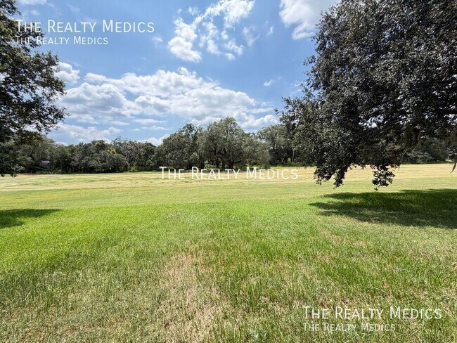 Foto del edificio - 1565 The Oaks Blvd