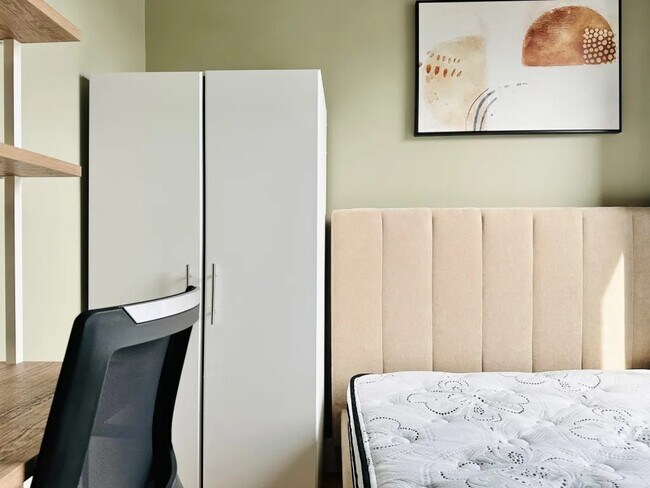 Foto del edificio - Furnished room/NOT APARTMENT