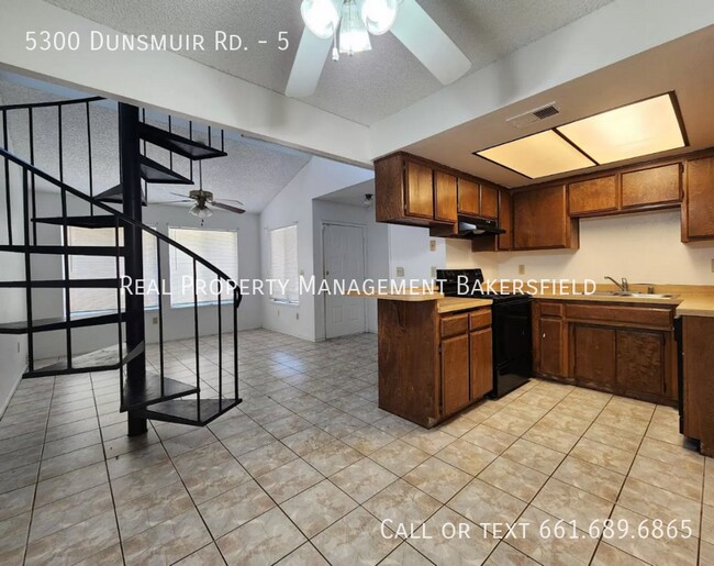 Foto del edificio - 5300 Dunsmuir Rd