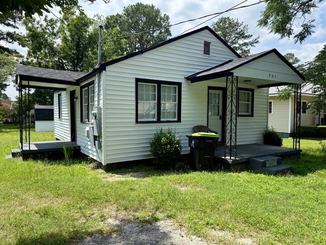 Building Photo - 305 Maple St
