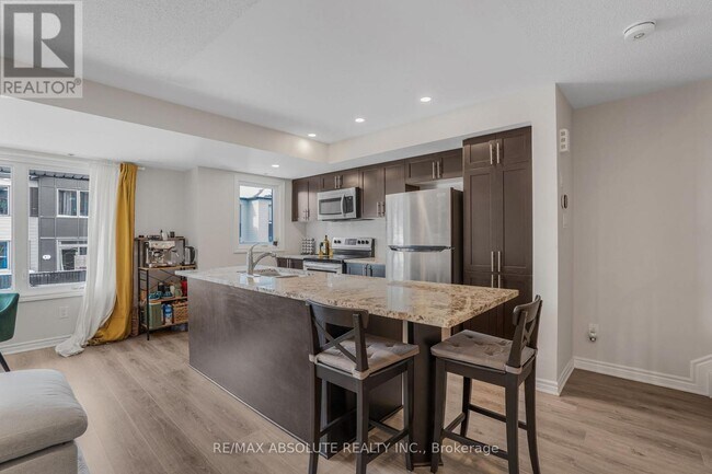 Building Photo - 605 Makwa Private