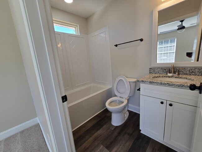 Foto del edificio - 2 Bedroom Townhomes Near Downtown Mebane for $1495