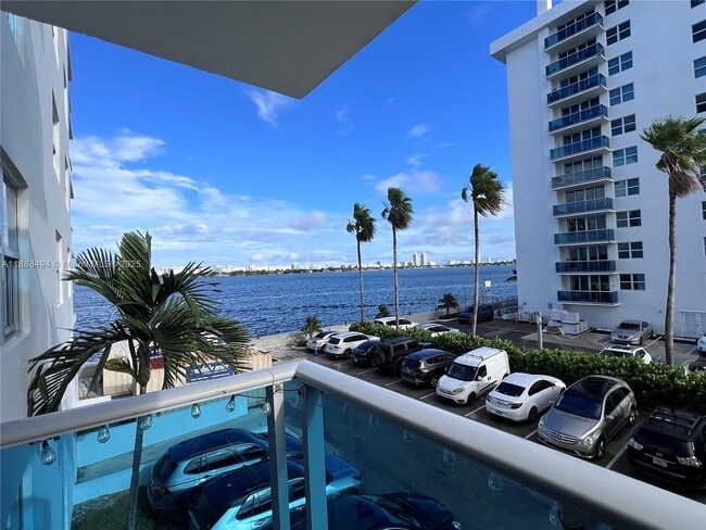 Foto del edificio - 7501 E Treasure Dr