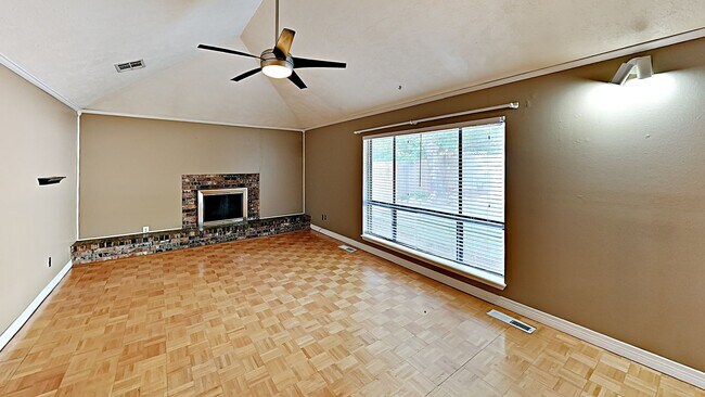 Building Photo - Charming Home In The Village!