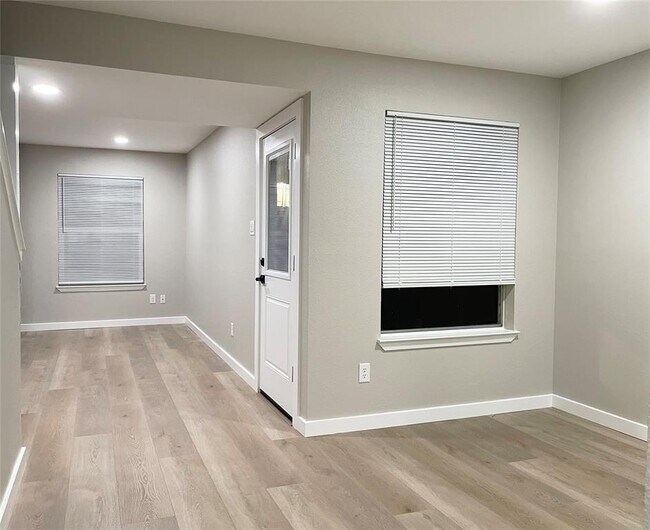 Foto del edificio - 8811 Cainwood Ln