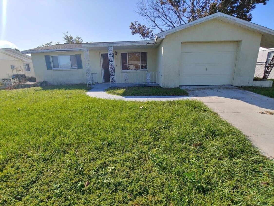 Primary Photo - Gorgeous 3/2/1 1200 Sq. Ft. with fenced ya...