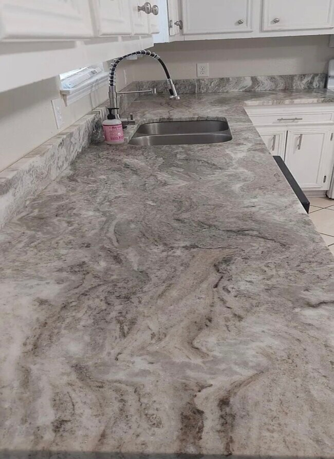 Building Photo - 115 Sandlewood Cir N