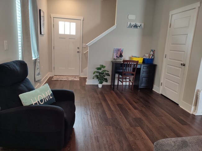 Foto del edificio - 6008 Hillside Ln