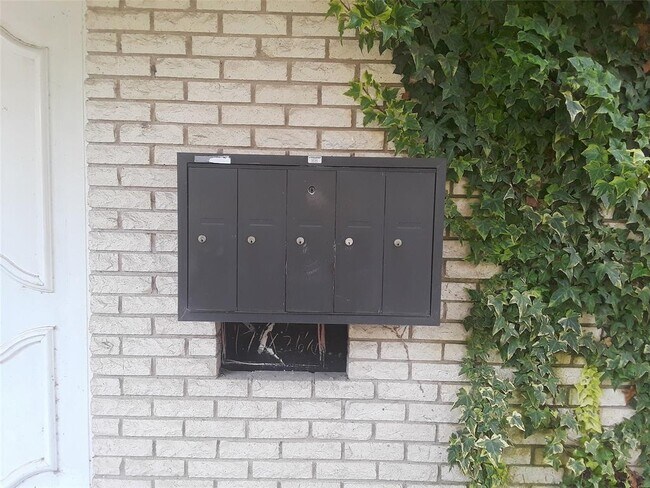 Building Photo - 1620 Handley Dr