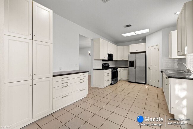 Building Photo - 4 br, 2.5 bath House - 1418 Nandina Dr