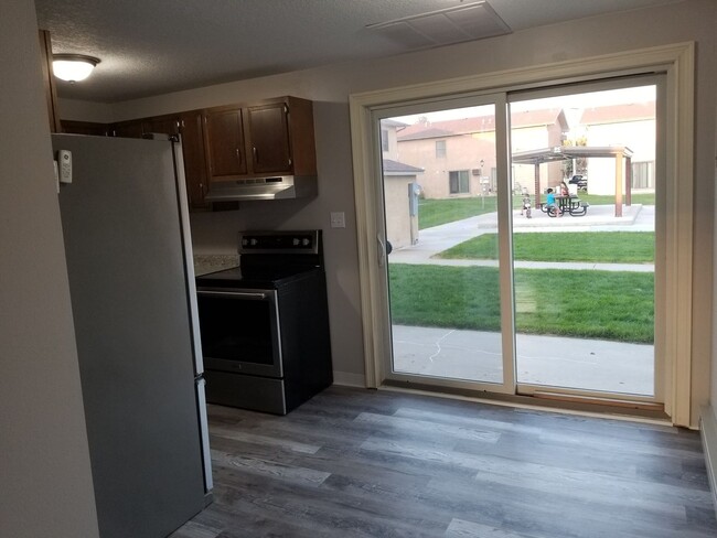 Building Photo - Townhouse located within walking distance ...