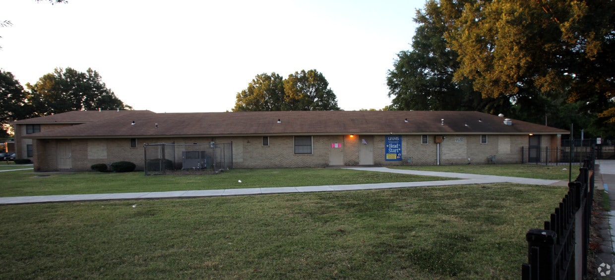 Building Photo - Hemlock Courts