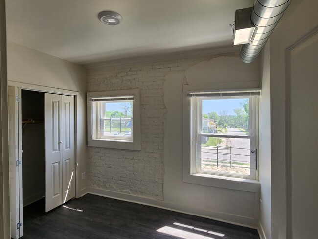 Building Photo - 2333 Lister Ave