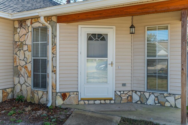 Building Photo - Charming & Updated home in Blue Pine Village!