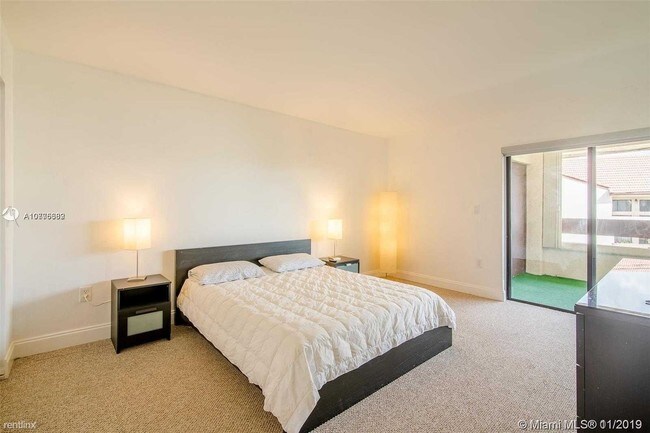 Building Photo - 2 br, 2 bath Condo - 9030 SW 125th Ave E405