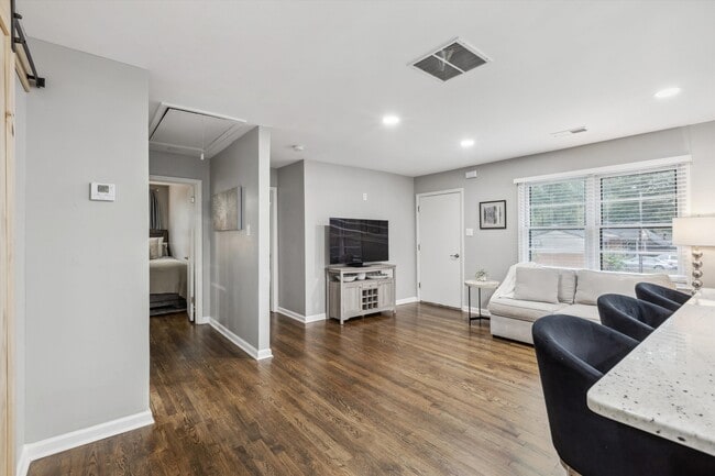 Foto del edificio - 5270 Edenshire Ave