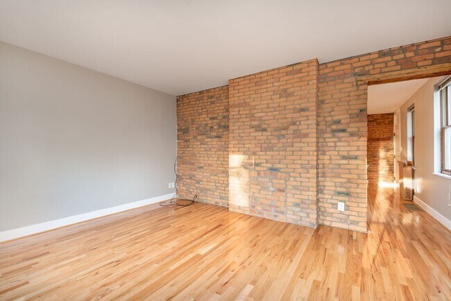 Building Photo - 834 Summit St