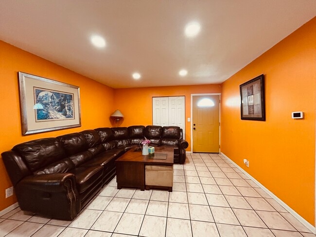 Foto del edificio - 8871 Belmont St