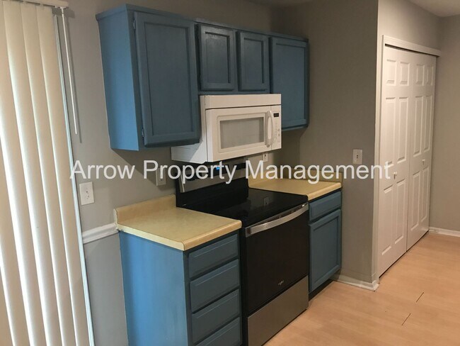 Building Photo - Great 2 Bedroom Townhome on Quiet Dead-End...