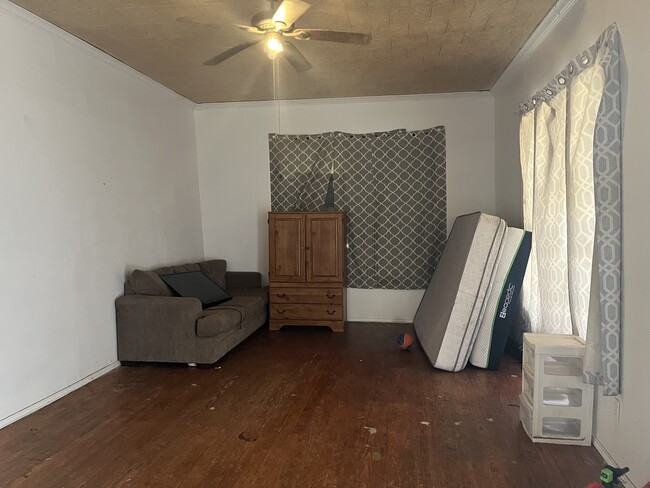 Nice open living room with lots of natural light! - 201 W Kirby