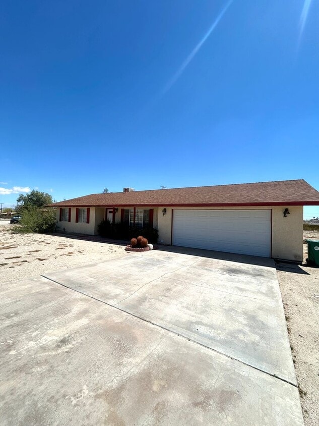 Primary Photo - 2 Bedroom 1.5 Bathroom Home with Beautiful...