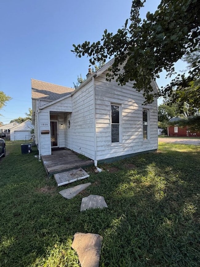 Building Photo - 1800 E Division St