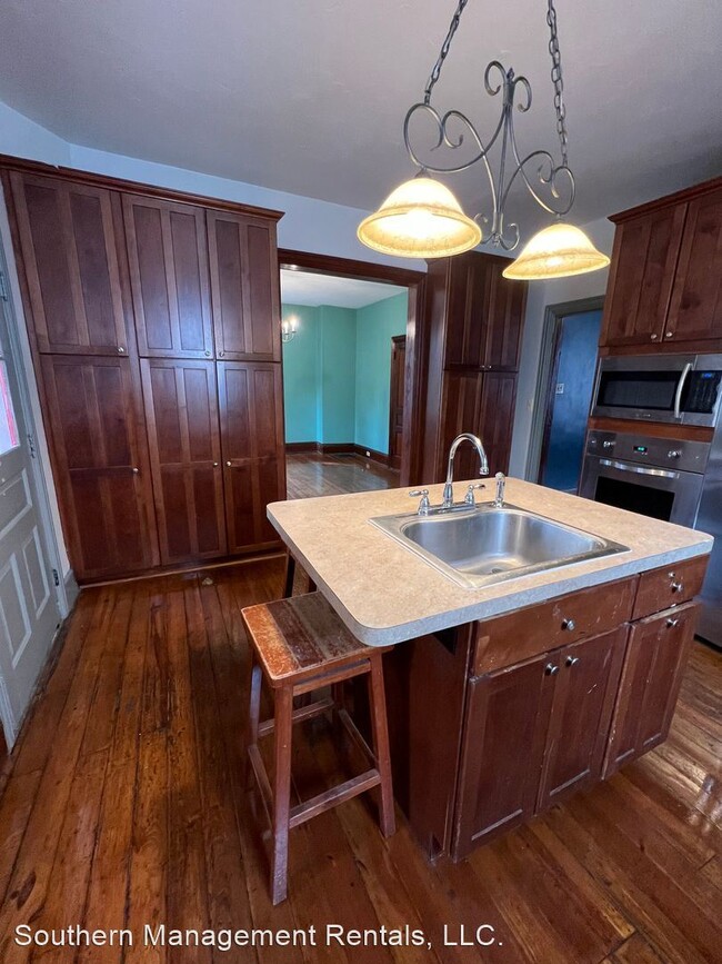 Building Photo - 4 br, 2.5 bath House - 14 A E. Main St.