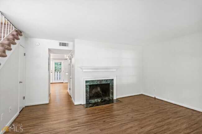 Building Photo - 140 Amherst Pl NW