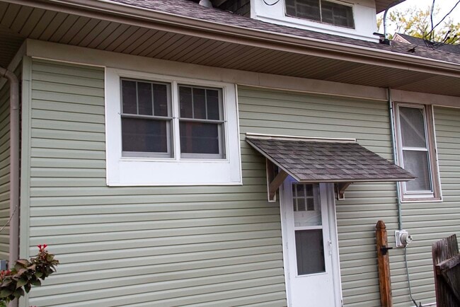 Building Photo - 510 N Raynor Ave