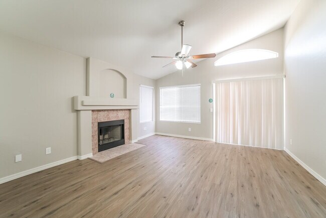Foto del edificio - 8340 W Troy St