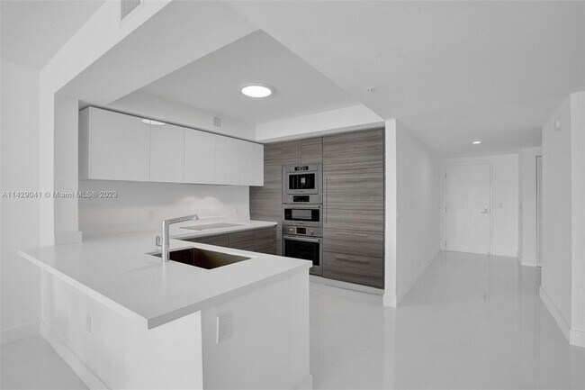 Foto del edificio - 330 Sunny Isles Blvd